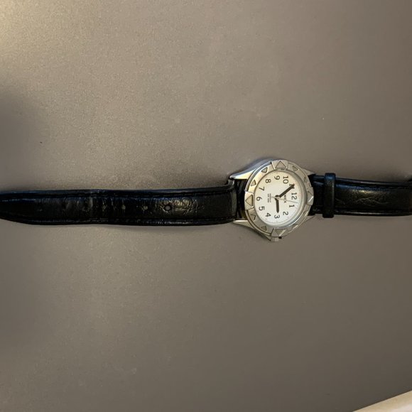 Timex women's wristwatch with silver rim and black leather strap - Picture 2 of 3